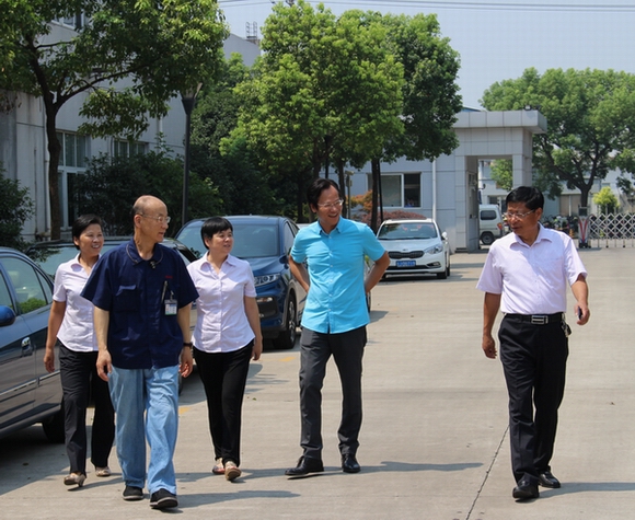 The leaders of the Dazhong Economic City went deep into Jinghe Industrial to carry out a heatstroke prevention and cooling consolation activity(pic1)