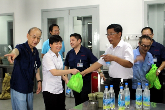 The leaders of the Dazhong Economic City went deep into Jinghe Industrial to carry out a heatstroke prevention and cooling consolation activity(pic2)