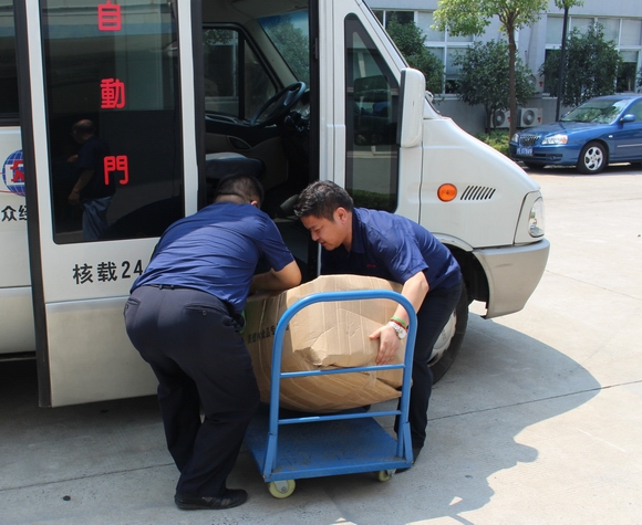 The leaders of the Dazhong Economic City went deep into Jinghe Industrial to carry out a heatstroke prevention and cooling consolation activity(pic3)