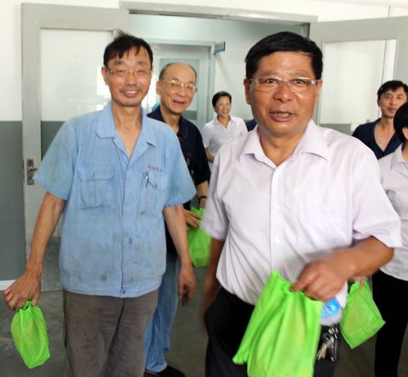 The leaders of the Dazhong Economic City went deep into Jinghe Industrial to carry out a heatstroke prevention and cooling consolation activity(pic4)